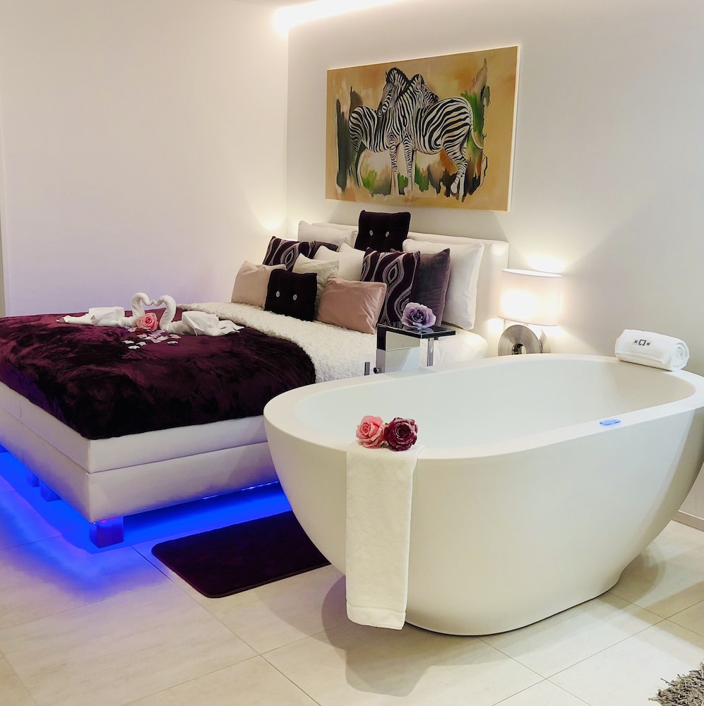 Honeymoon Studio Suite, Non Smoking, Jetted Tub photo 1