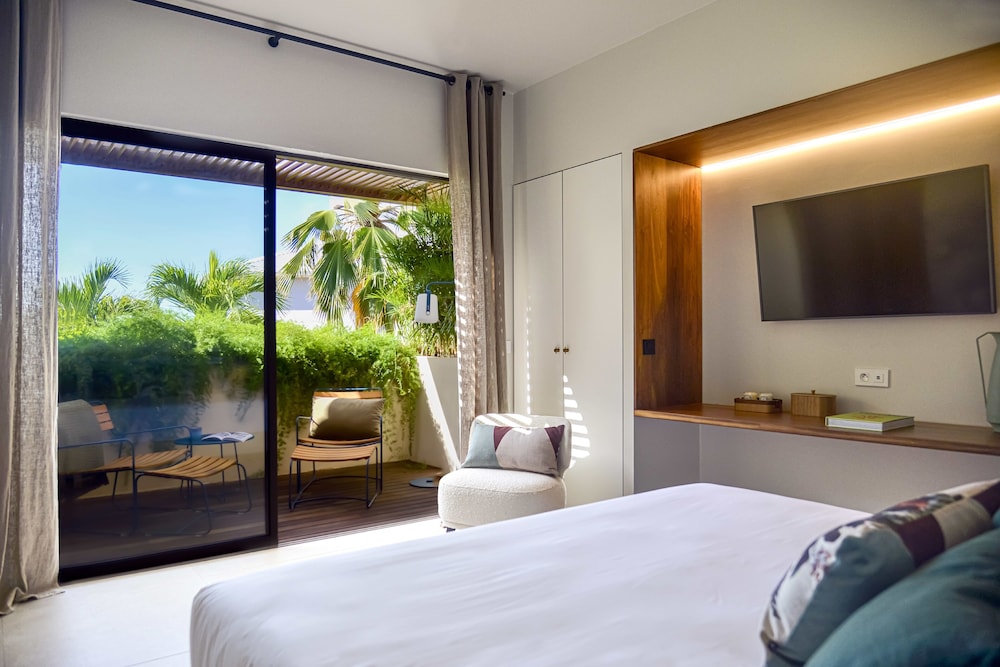 Deluxe Quadruple Room, Balcony, Sea View photo 3