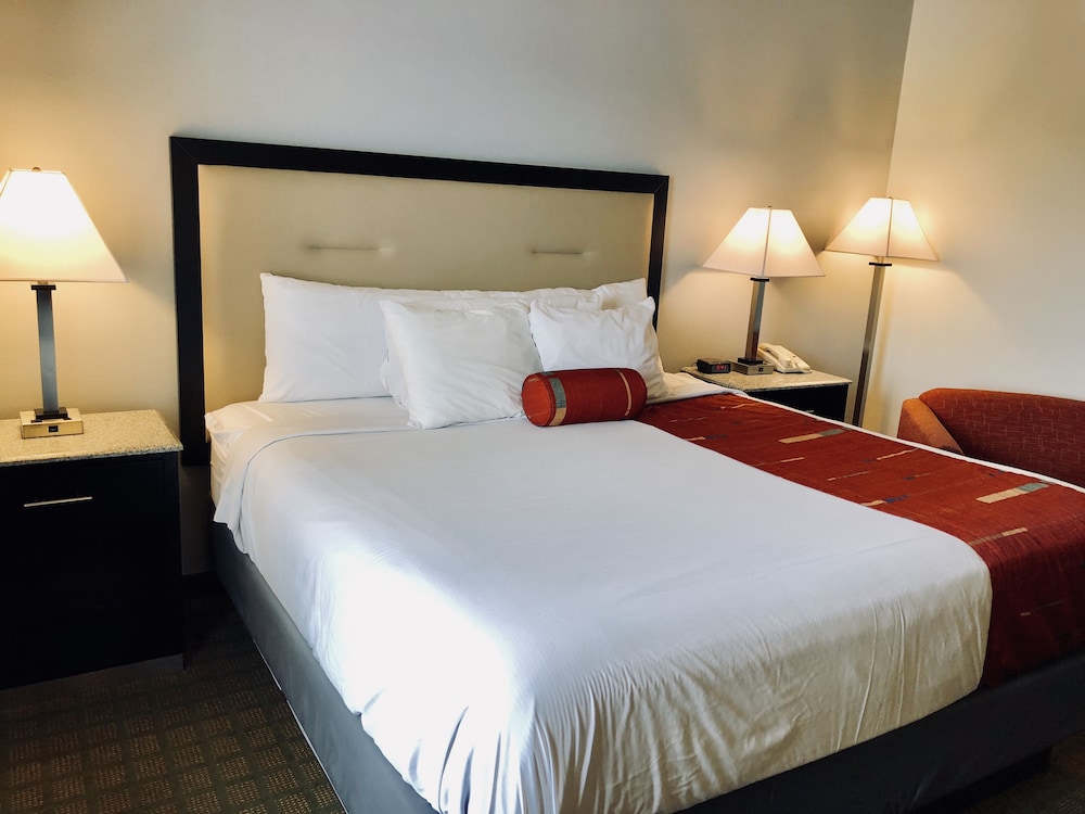 Suite, 2 Bedrooms, Non Smoking (1 Kind Bed & 2 Queen Beds) - Photo 6