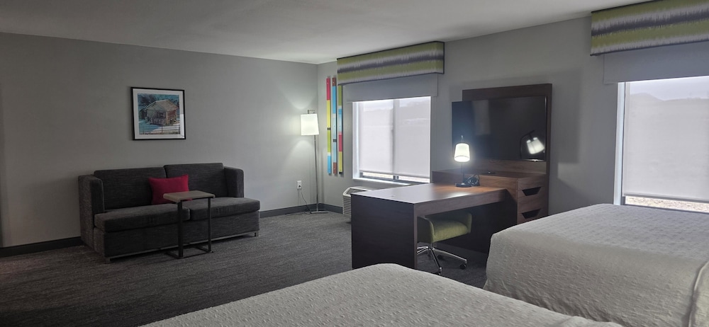 Suite, 2 Queen Beds, Non Smoking - Photo 2