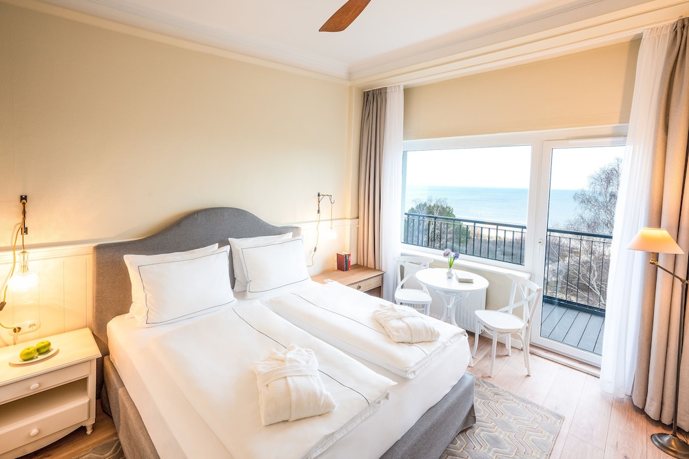 Deluxe Room with Seaview & Balcony thumbnail 6