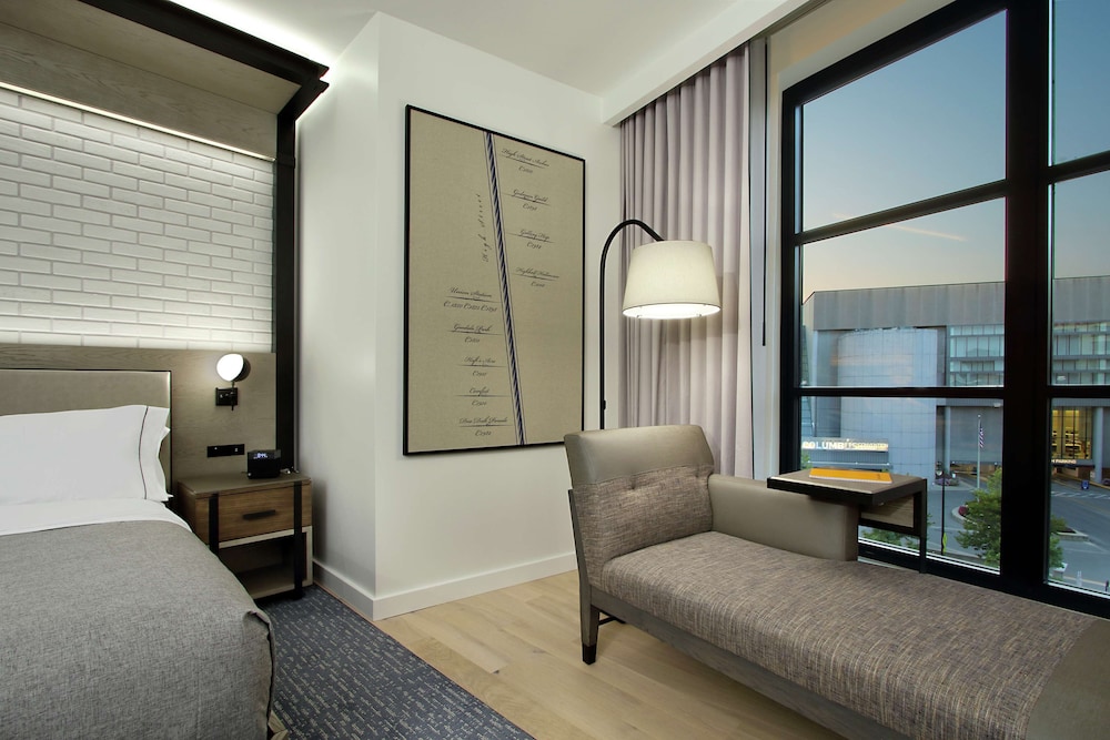 Deluxe Room, 1 King Bed, Accessible, Corner (Hearing) - Photo 3