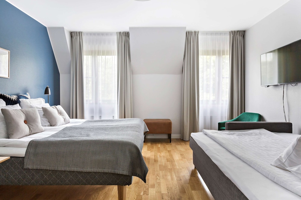 Standard Room, 1 King Bed, Non Smoking, Bathtub (with Sofabed) - Photo 2