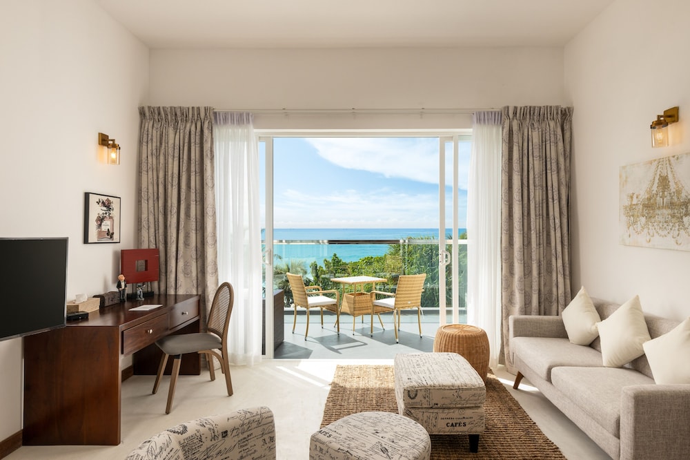 Luxury Suite, 1 King Bed, Balcony, Sea View photo 3