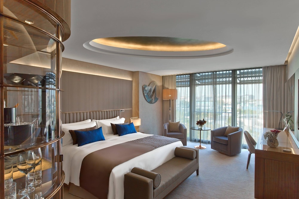 Deluxe Room, 1 King Bed thumbnail 6