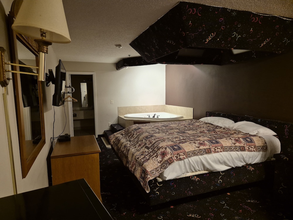 Room, 1 King Bed, Non Smoking (Jetted Tub) - Photo 6
