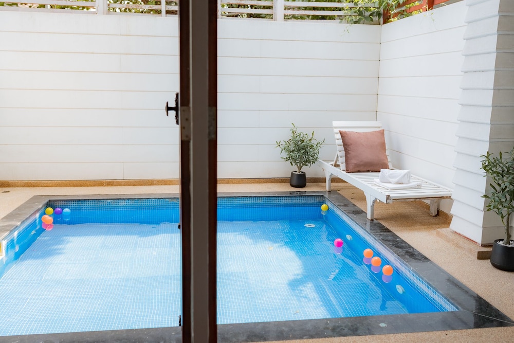 Pool Suite with Garden View photo 3