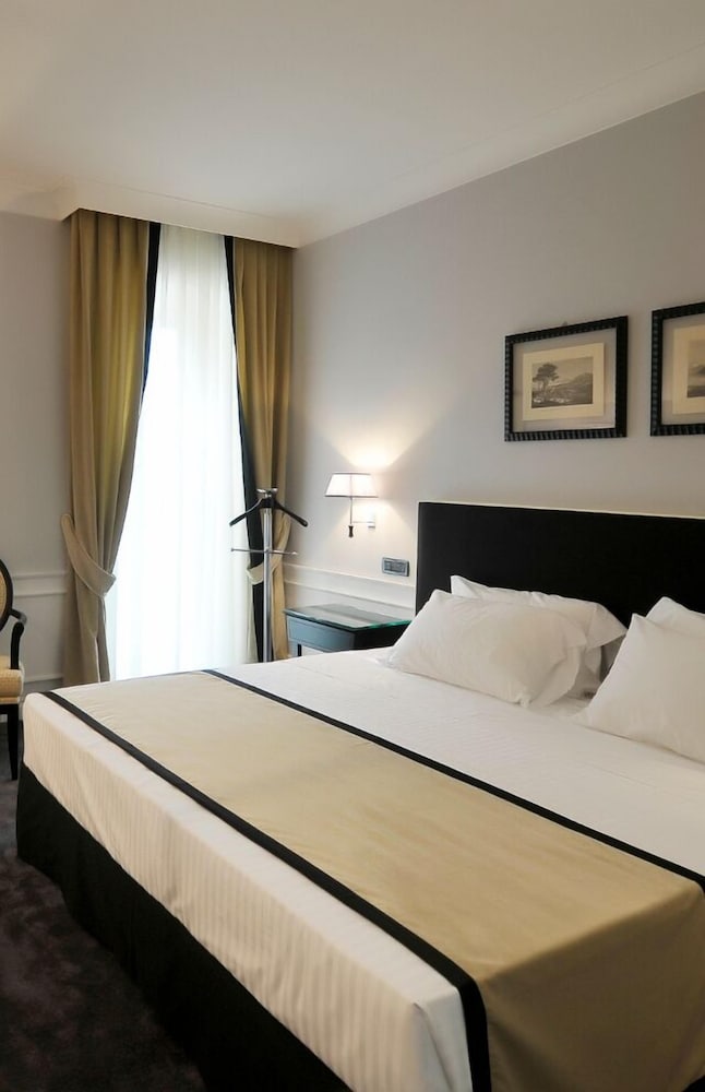 Double Room Single Use thumbnail 6