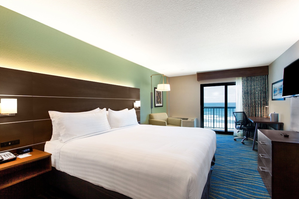 Standard Room, 1 King Bed, Balcony, Oceanfront (High Floor) - Photo 1