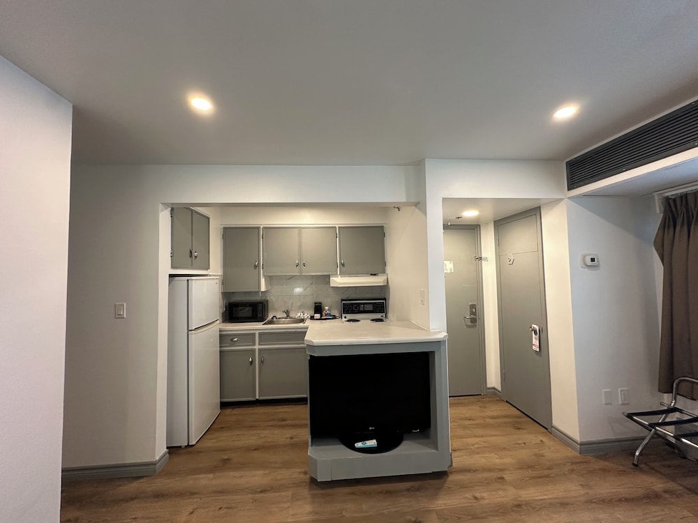 Renovated 1 Queen Bed Suite - Main Building photo 2