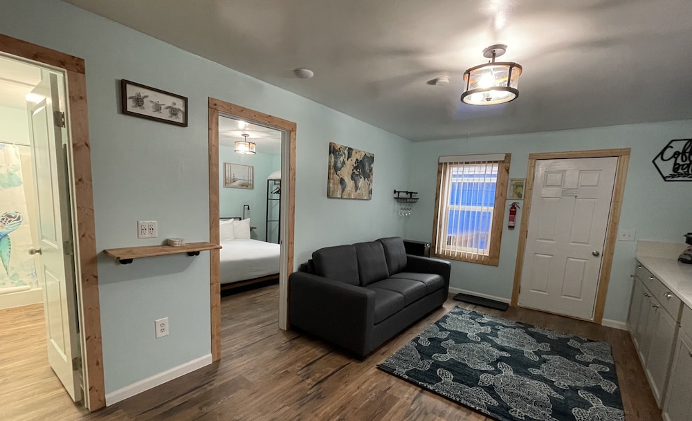 Deluxe Duplex, 1 Bedroom, Kitchen, Pet Friendly, Fees Apply, photo 6