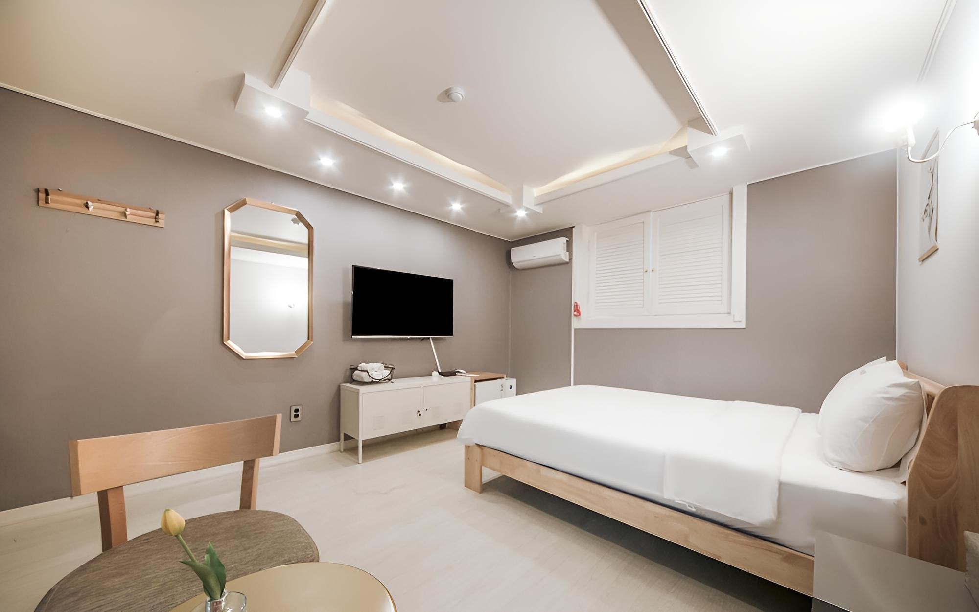 Room (Standard (non-smoking Netflix availab) - Photo 11