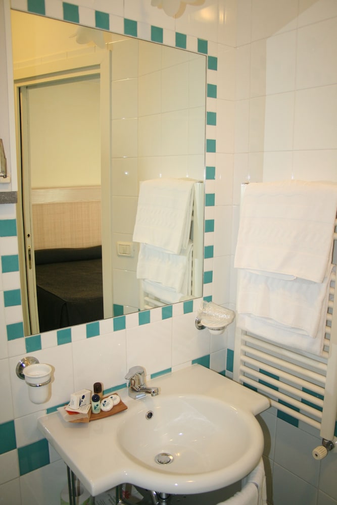 Superior Double or Twin Room - Photo 9