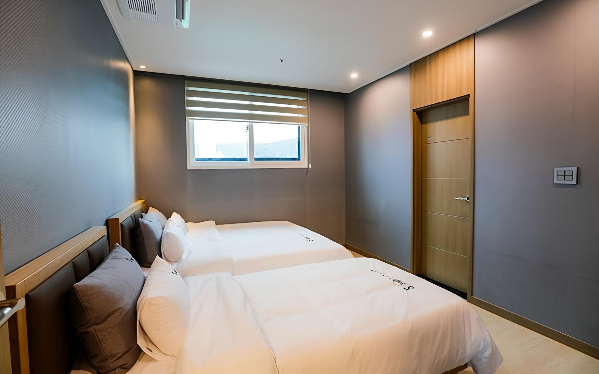 Room (VIP 401)