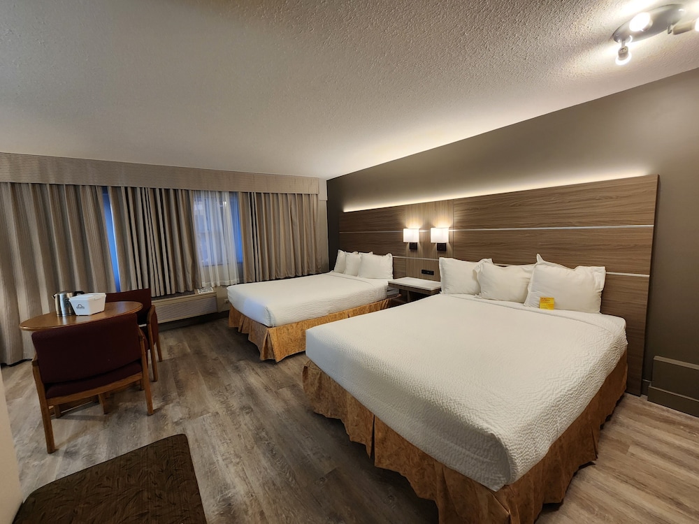Room, 2 Queen Beds, Non Smoking, Pool View - Photo 2