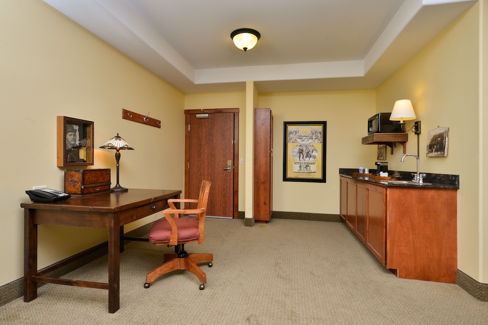 Superior Room, 1 King Bed (King with Jetted Tub) photo 3