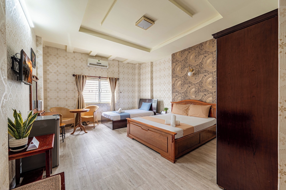 Economy Triple Room, City View