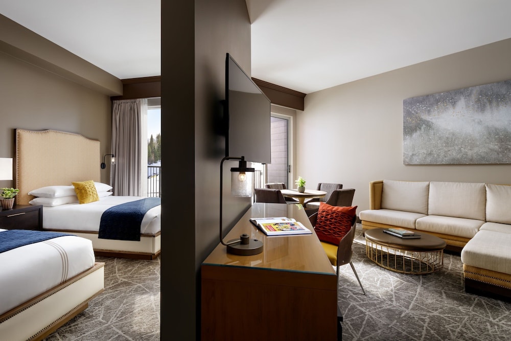Suite, 2 Queen Beds, Mountain View (Balcony)