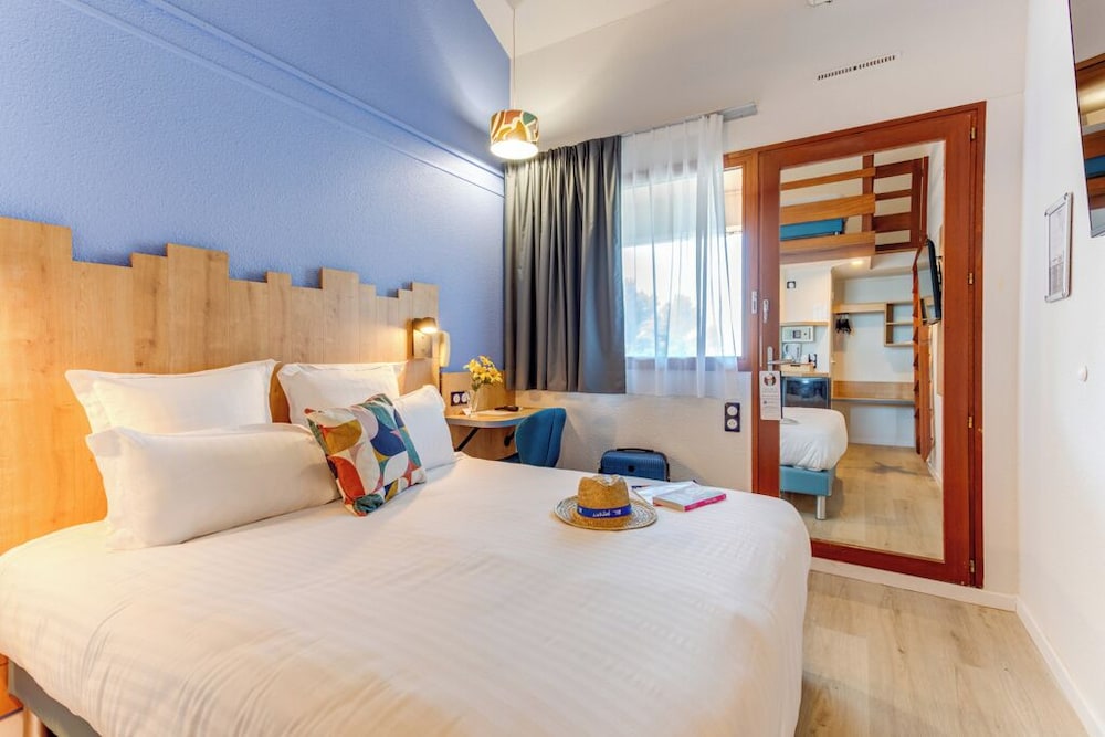 Standard Room, Multiple Beds, Non Smoking, Mezzanine - Photo 2