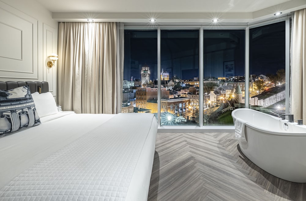 Suite Citadine with King bed, Old Quebec view photo 3