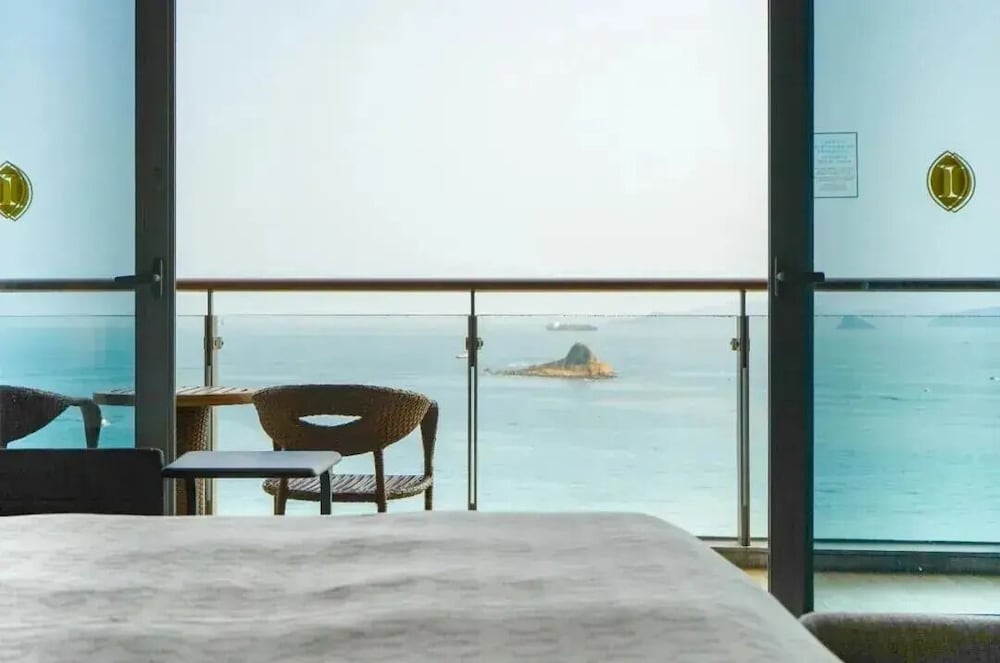 Classic Room, 1 King Bed, Balcony, Ocean View (Club Lounge Access)