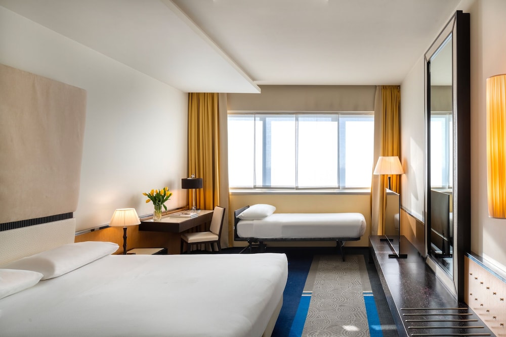 Superior Twin Room (with 1 Rollaway Bed) - Photo 1