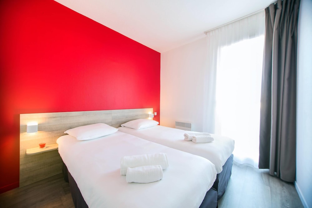 Standard Room, Multiple Beds, Non Smoking - Photo 7