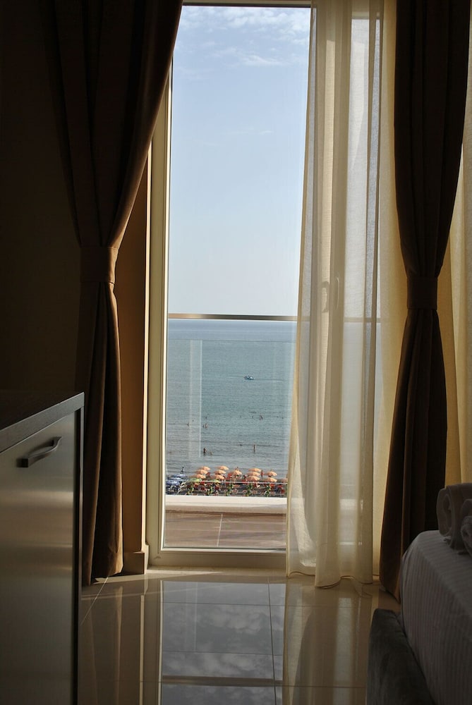 Deluxe Triple Room photo 2