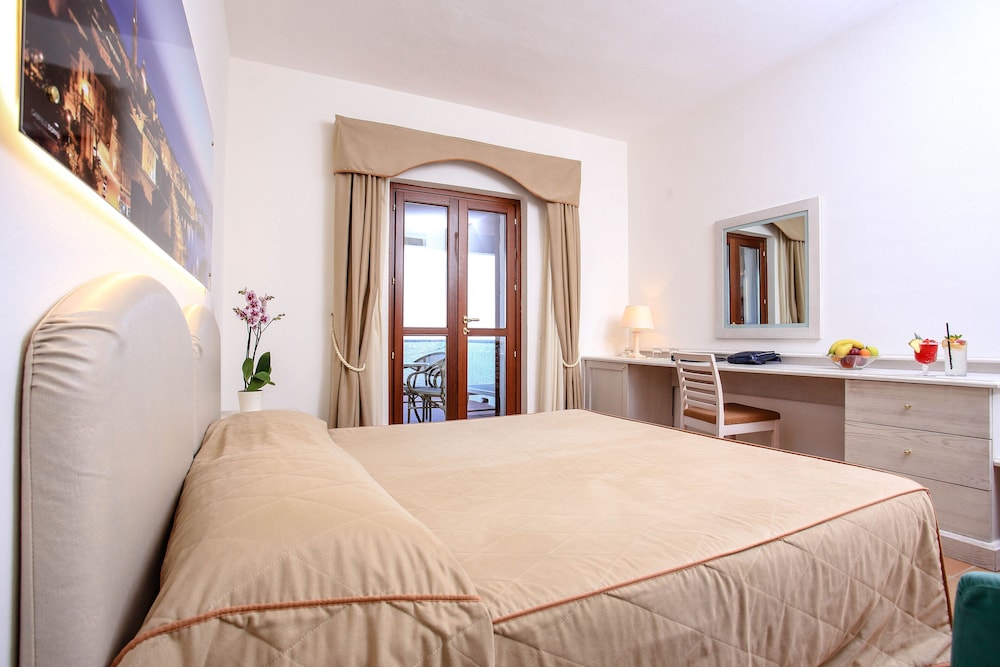 Deluxe Room, Sea View - Photo 3