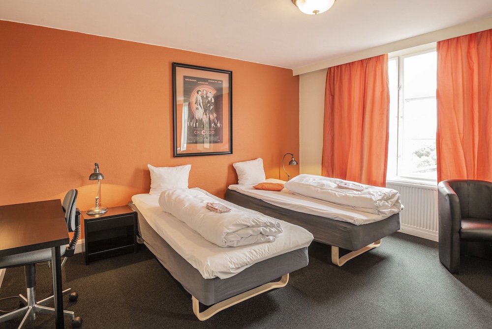 Economy Triple Room photo 2