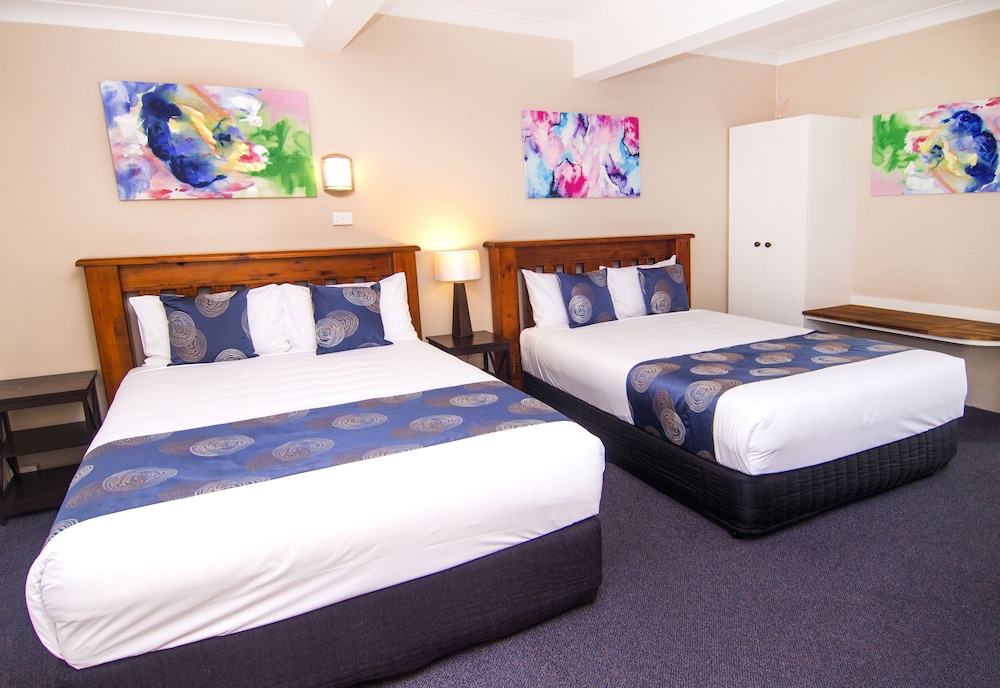Family Studio Suite, 2 Queen Beds, Refrigerator & Microwave photo 2