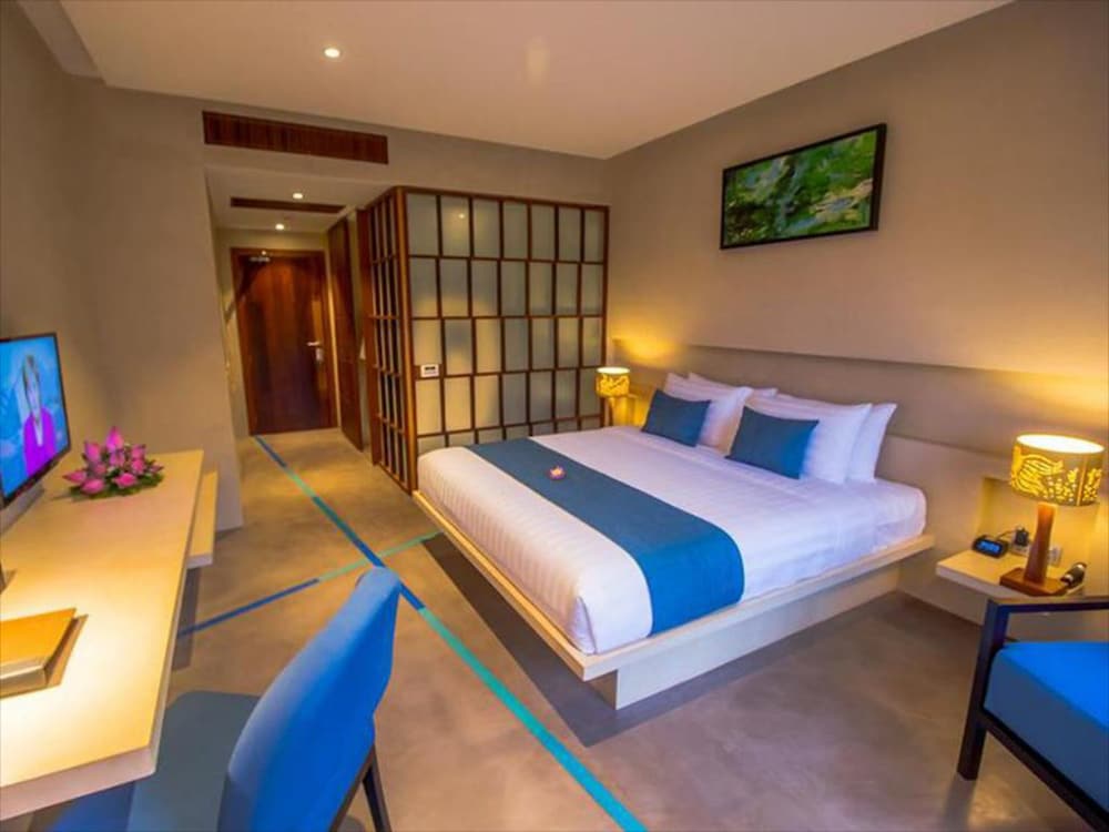 Deluxe King Bed Room photo 2