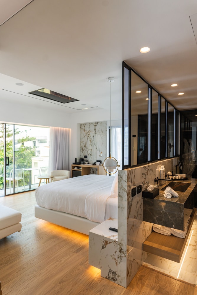 Luxury Suite - Photo 6