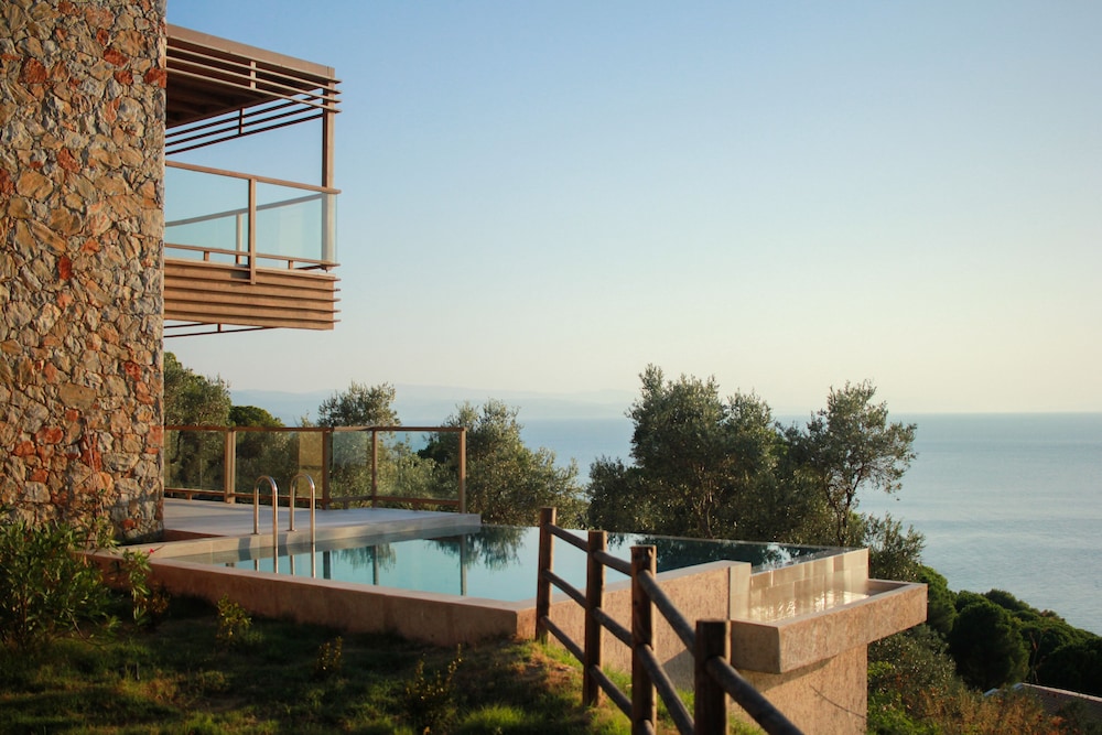 Junior Suite private pool | Nest Infinity Rooms & Suites