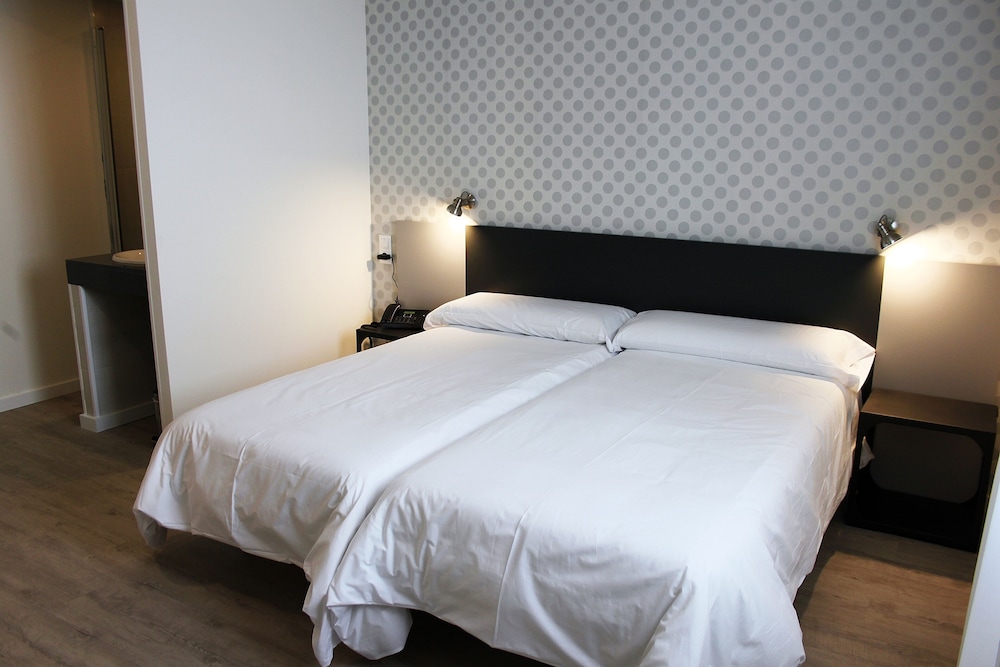 Single Room, 1 Queen Bed, Pool View photo 3