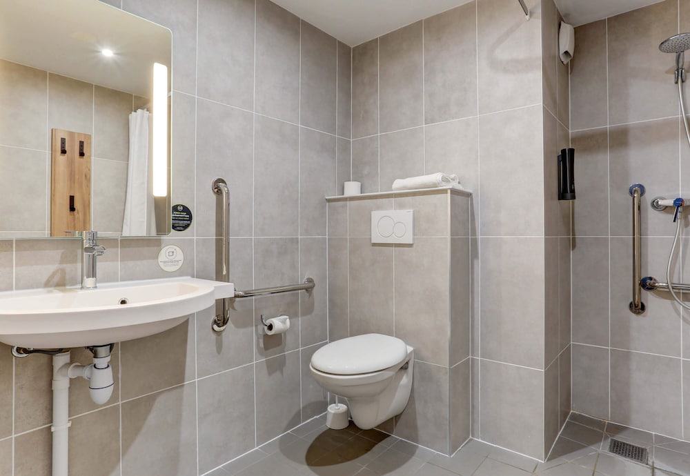 Double Room, Mobility Accessible - Photo 8
