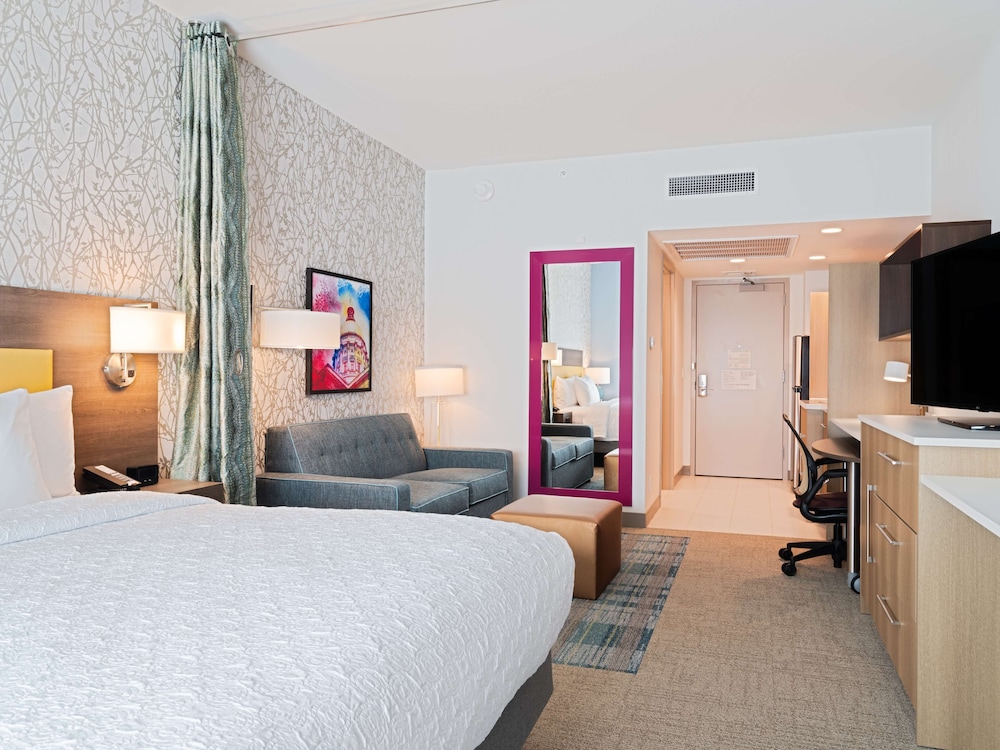 Suite, 1 King Bed, Accessible (Roll-In Shower) - Photo 3