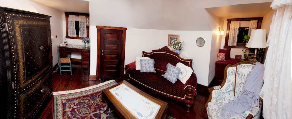 Superior Suite, 1 Bedroom, Bathtub, Garden View photo 3