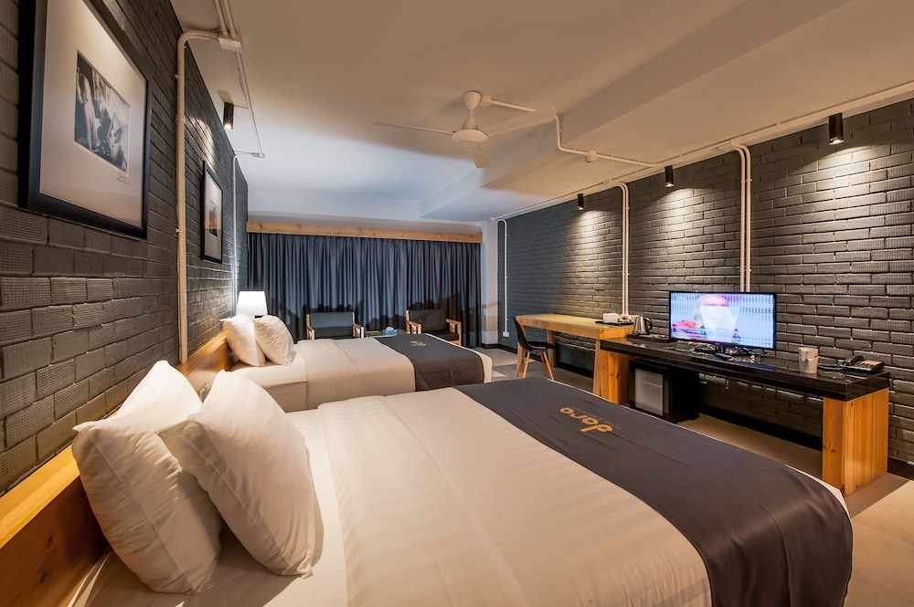 Deluxe Room 2 Queen Bed - Photo 8