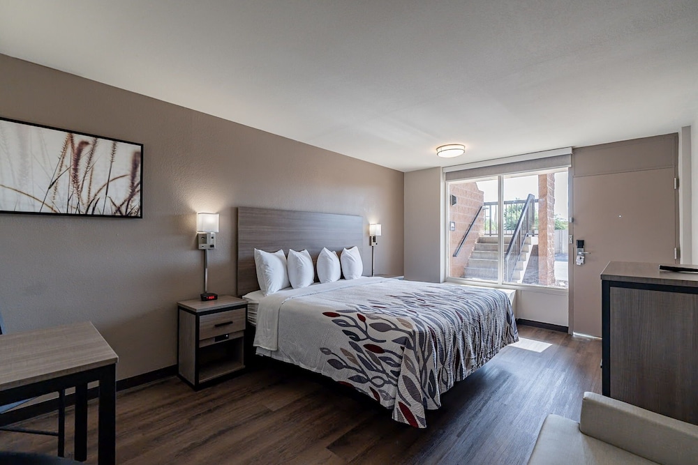 Deluxe Room, 1 King Bed (Smoke Free) - Photo 2