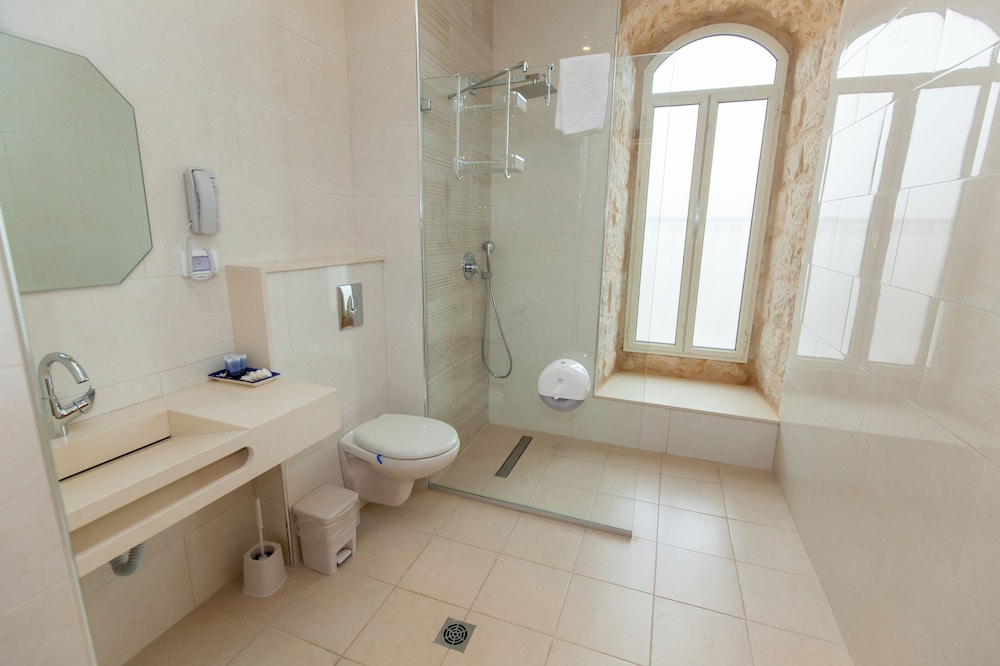 Suite, 2 Bedrooms, Balcony - Photo 12