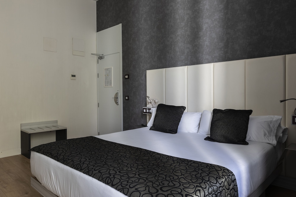 Superior Double Room, Balcony, City View thumbnail 6