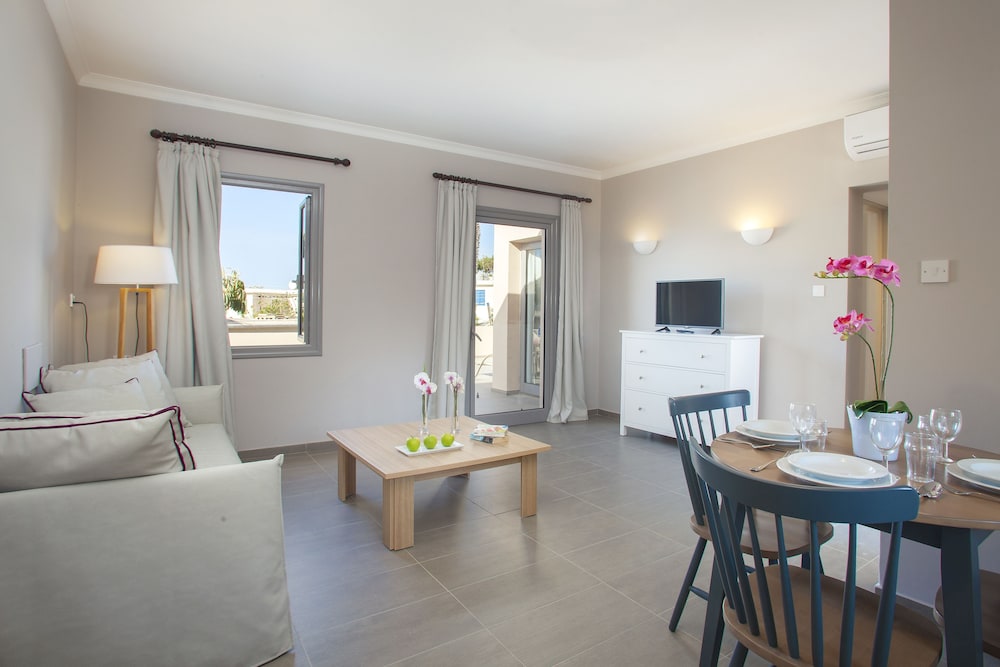 Studio Suite, 1 Bedroom, Private Pool photo 1