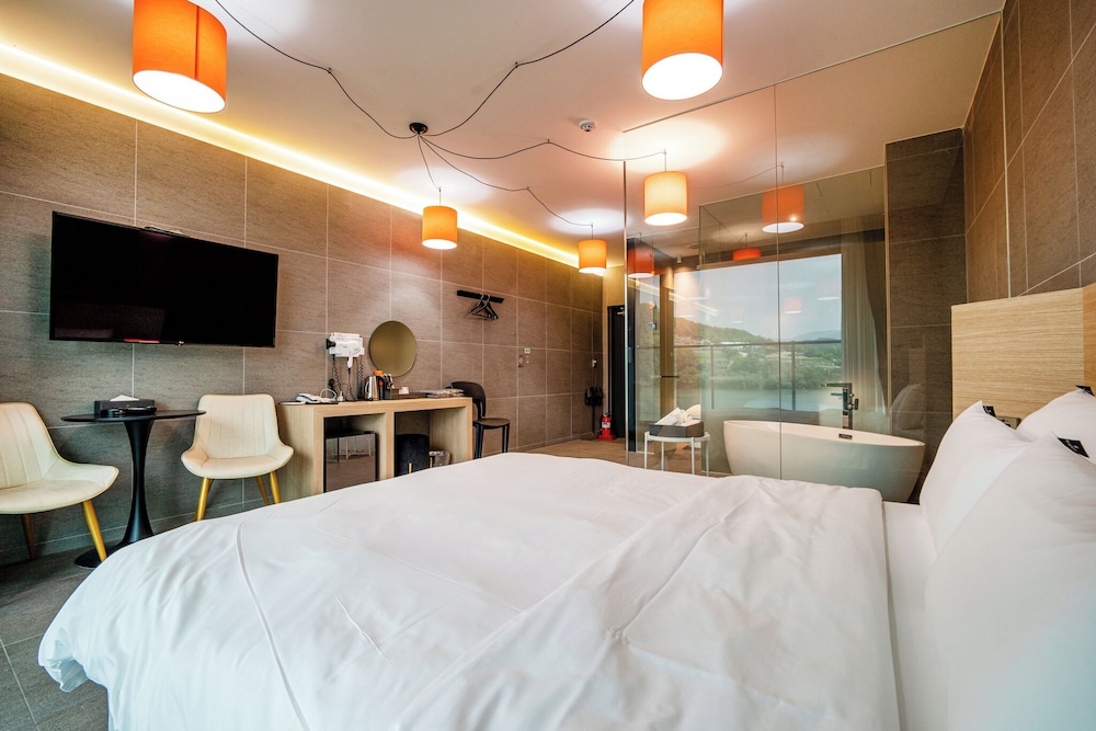 Standard Room, Balcony, Lake View