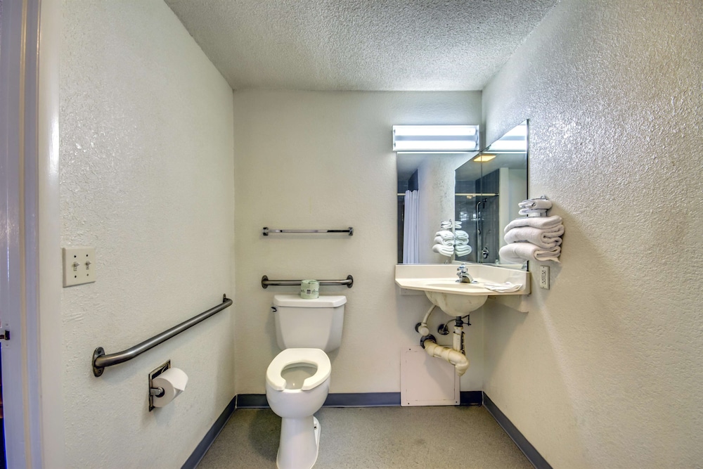 Standard Room, Multiple Beds, Accessible, Non Smoking - Photo 8