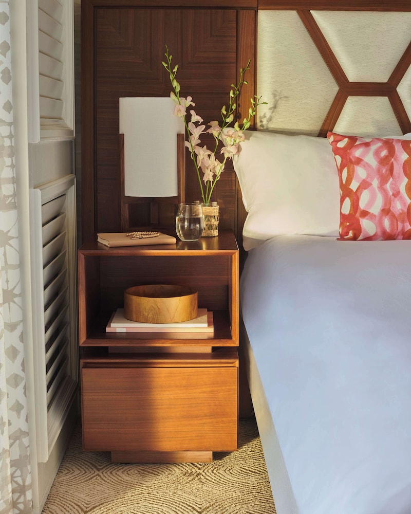 Deluxe Room, 1 King Bed with Sofa bed, Transfer Shower, Garden View (Accessible Room)