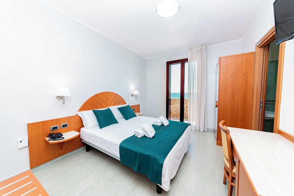 Standard Double Room, Balcony, Sea View photo 1
