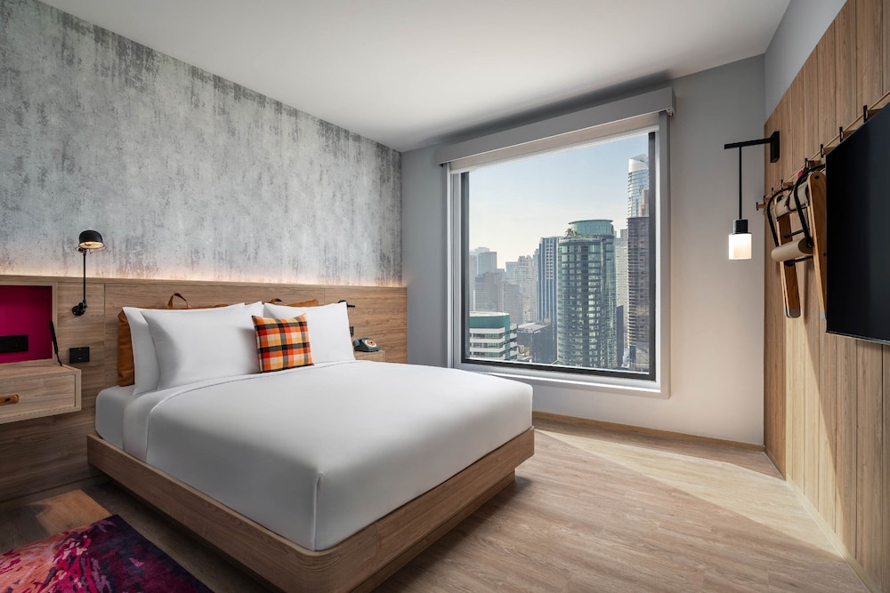 Room, 1 Queen Bed, City View (Corner)