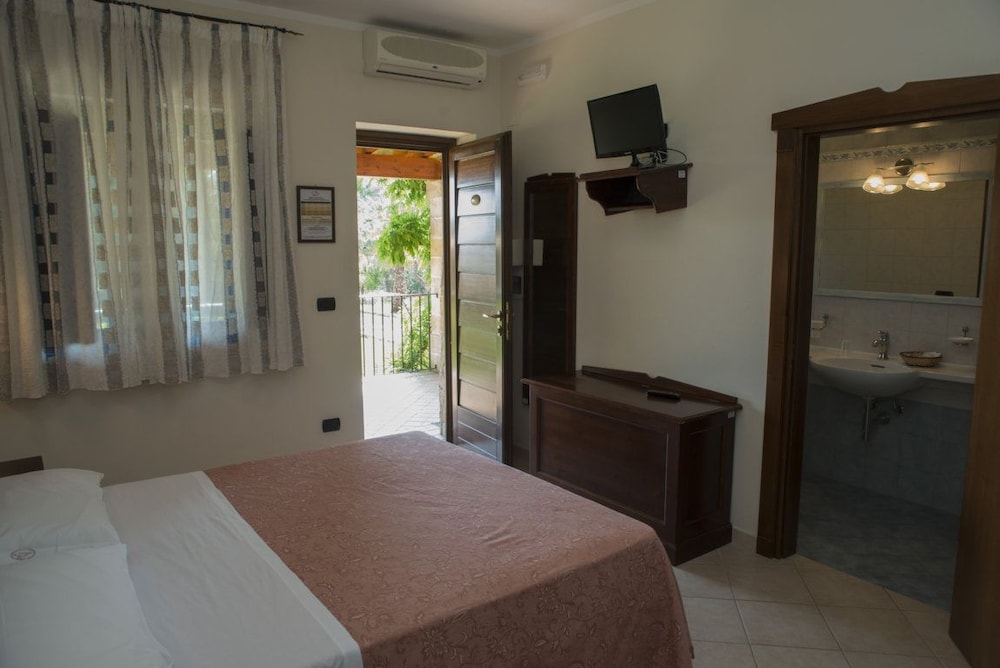 Standard Double Room - Photo 5