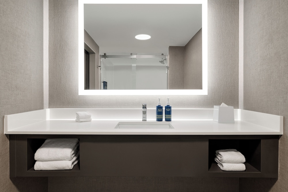 Suite, 1 Bedroom - Photo 10